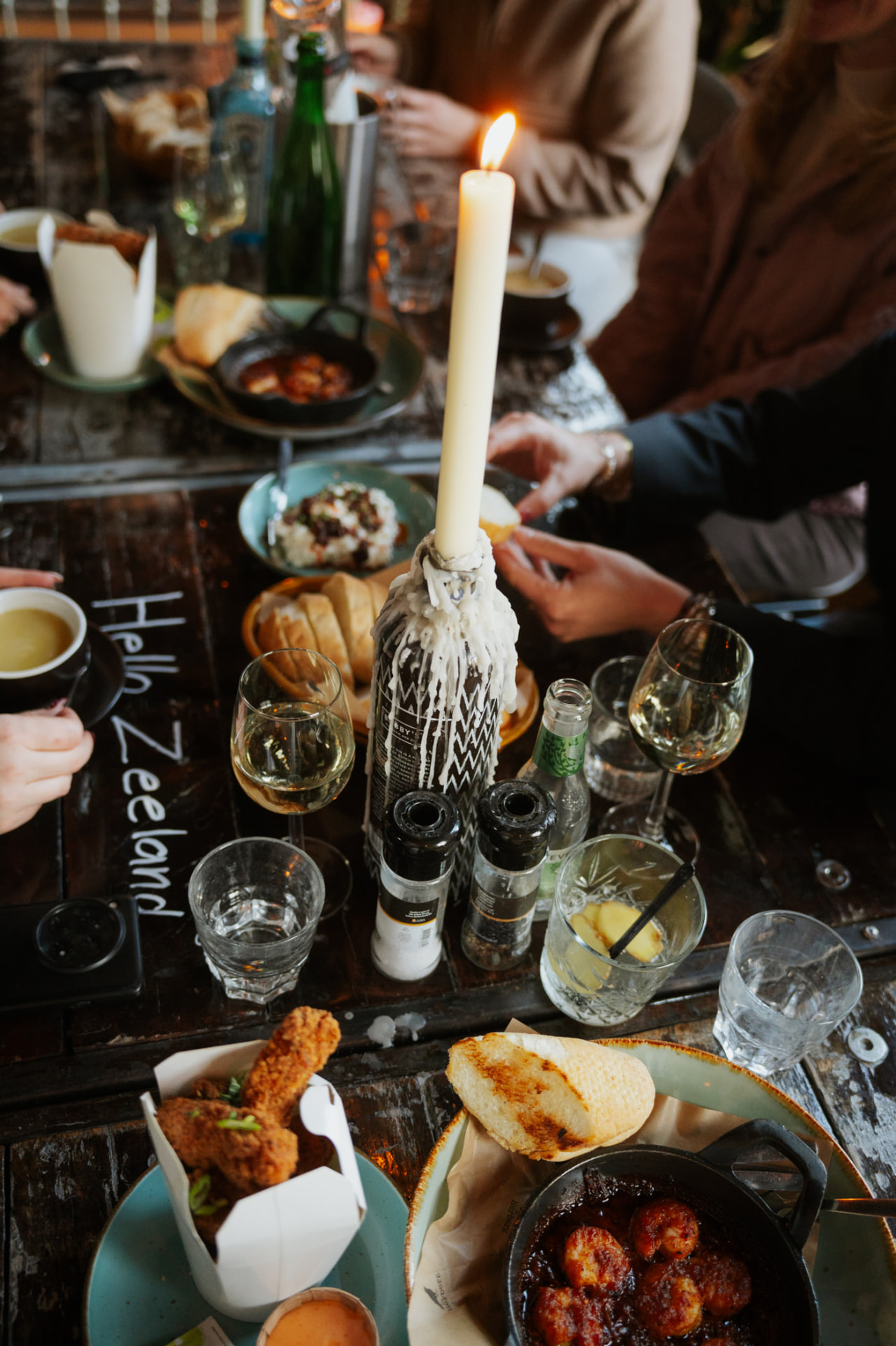 Gedekte tafel tijdens een teamdiner van Hello Zeeland