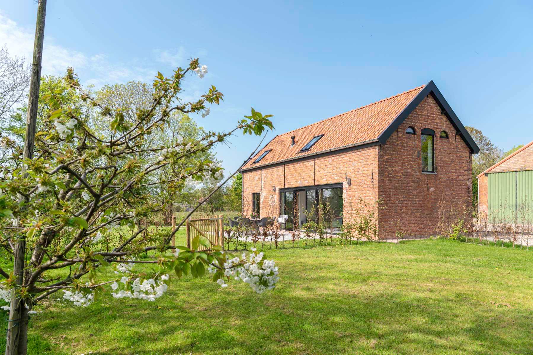 Gerenoveerde Zeeuwse schuurwoning met bloesem in de voortuin